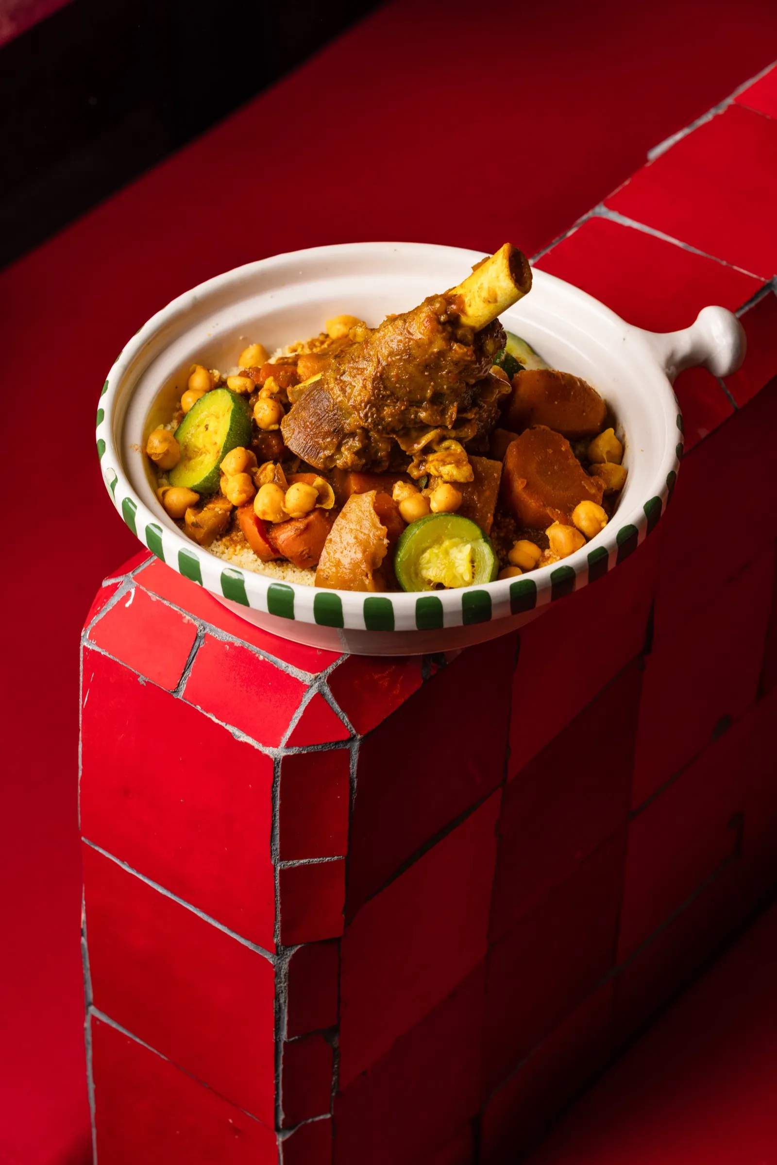 Le couscous marocain : histoire, traditions et secrets de préparation